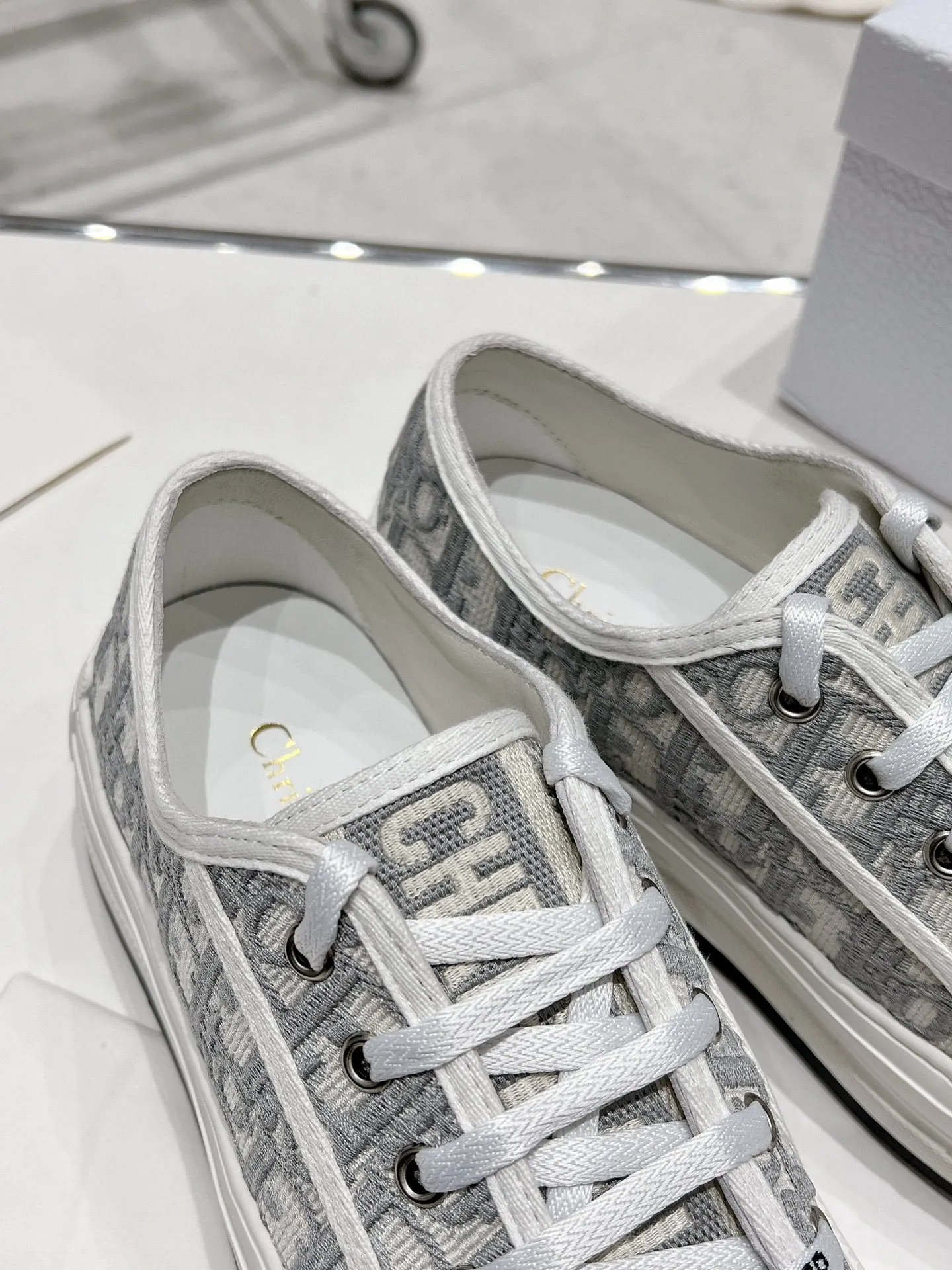 👟👟Ex-factory price 520👟👟 Dior Dior Walk'n series presbyopic embroidery thick-soled canvas shoes casual sneakers original purchase development and production This Walk'n'Dior thick-soled sneaker is a fashionable item that enhances the style of the series. Oblique printed cotton embroidered upper with comfortable platform sole, tongue and Christian Dior 👟👟 ex-factory aris signature laces. Can add fashionable temperament to all kinds of casual looks ▪️Fabric: Original customized imported Oblique printed embroidery ▪️Inner lining: Imported soft sheepskin lining ▪️Outsole: Original exclusive molded T👟👟Factory price U material ▪️Sole thickness: 4.5CM ▪️Size: Women's 35-40